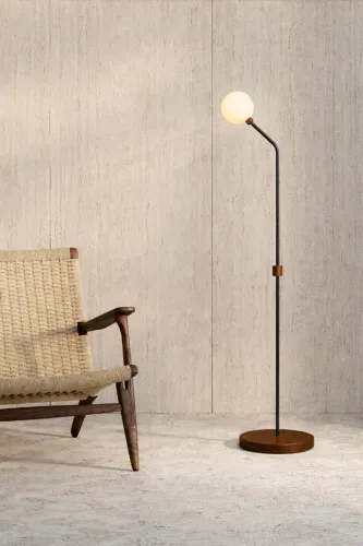 Luminária de chão, design autoral, feitas a mão com madeira nobre.