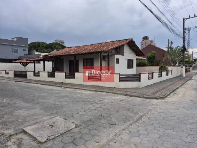 Charmosa casa térrea, muito bem localizada, a apenas 350m do mar, próxima a todo comércio