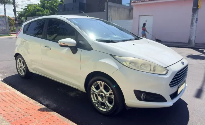 Ford Fiesta 1.6 16V Flex Aut. 5P 2015