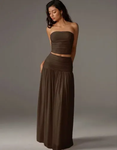 Conjunto de 2 peças com Top Bandeau e saia longa com ajuste na cintura