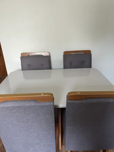 Conjunto de mesa com 4 cadeiras 