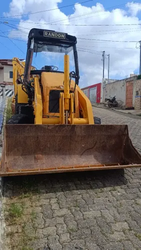 Retroescavadeira randon
