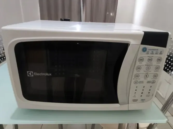 FORNO MICROONDAS SEMI NOVO, 127 V DE 20 L