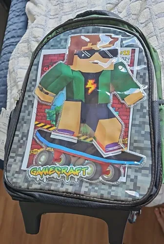 Mochila infantil com estojo e lancheira .