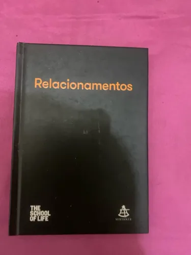 Livro Relacionamentos - The School of Life (Editora Sextante)