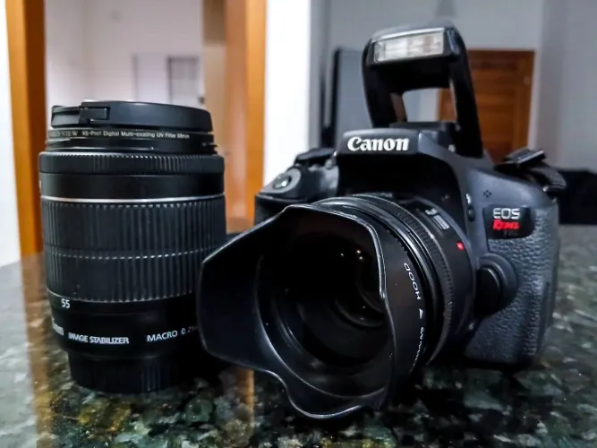 Canon T6i DSLR com duas lentes.