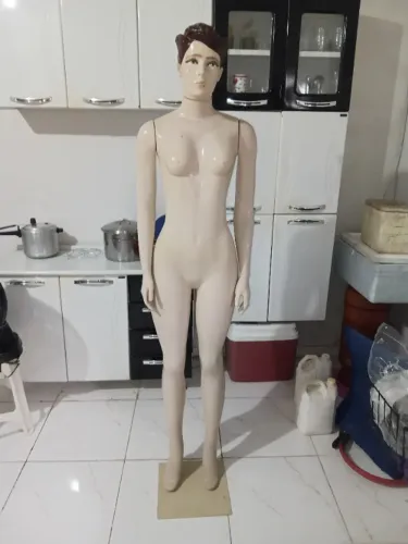 Manequim feminino adulto com maquiagem, aceito proposta e nao fazemos entrega.