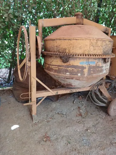 BETONEIRA USADA EM UMA OBRA SOMENTE