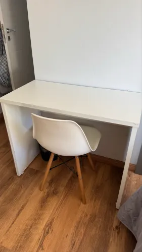 Mesa de estudos e cadeira