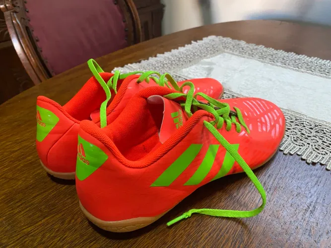 Chuteira adidas artilheira V futsal laranja com detalhes em verde limão TAM 42