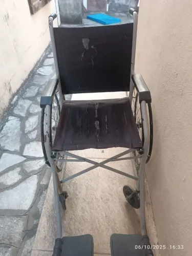 Vendo Cadeira de Roda tradicional.
