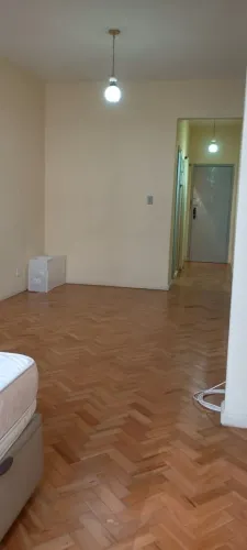 Alugo Apto por seis meses( 06) em Copacabana posto seis , direto com o proprietário.