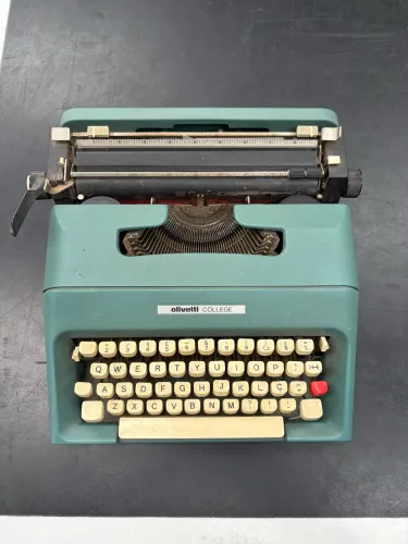 Máquina de escrever Olivetti College