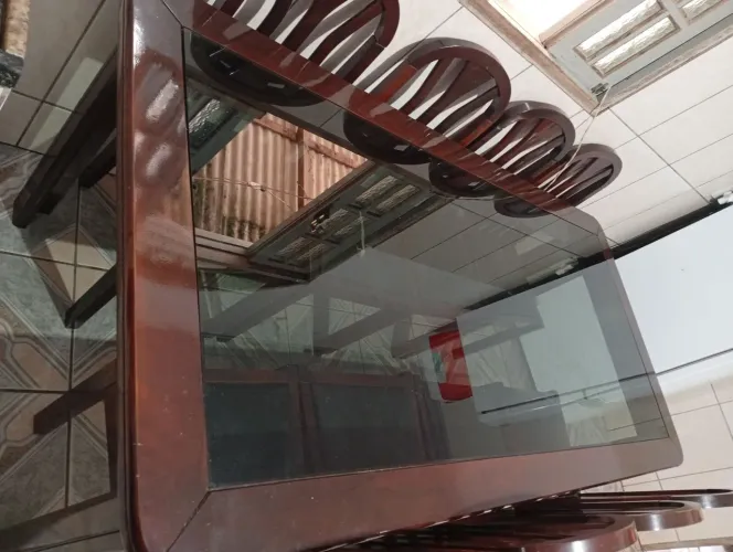 Mesa de jantar em madeira com 8 cadeiras tampo de vidro 