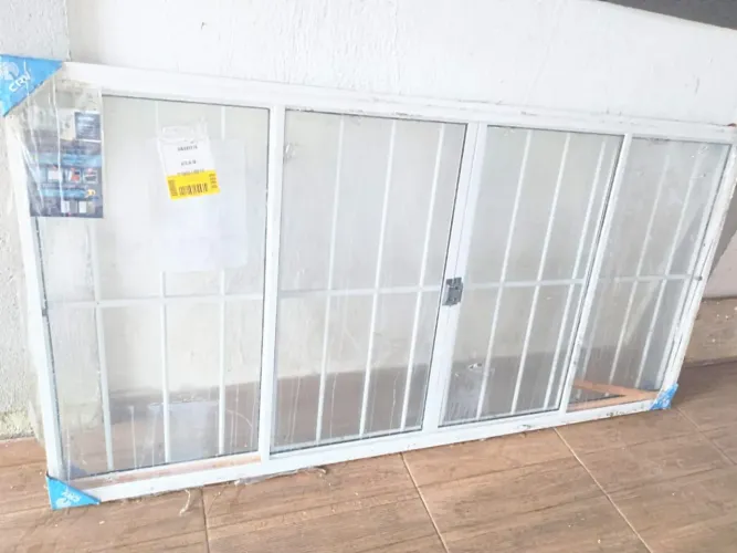 Janela de Alumínio 4 Folhas 100x200cm com Grade e Vidro 