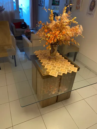 Mesa quadrada, tampo de vidro 