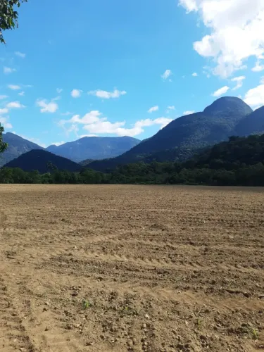 Fazenda com grande área plana e cortada por um Rio no Paraíso em Guapimirim - RJ