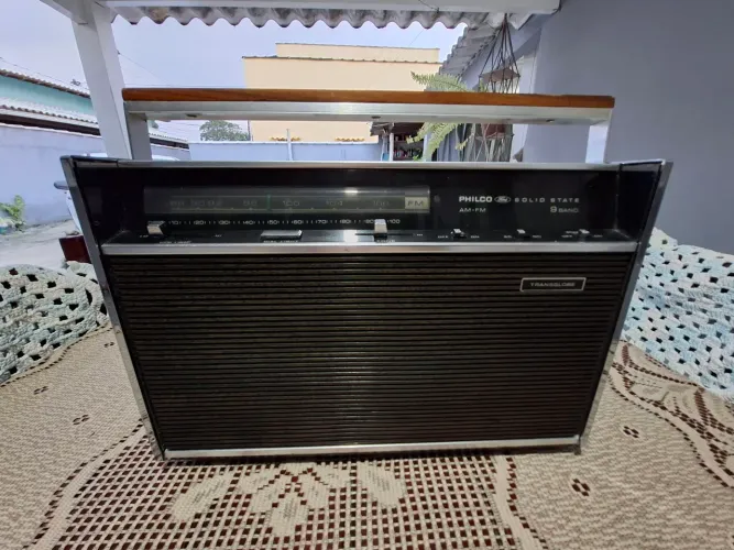 Rádio Philco Transglobe 9 faixas.