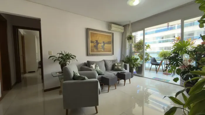 Apartamento de 02 quartos na quadra do mar na Praia de Itapoã!