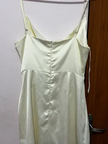 VENDE SE VESTIDO DE CETIM