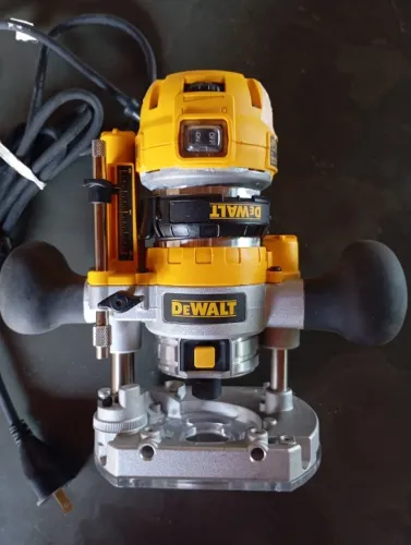 Tupia DWP 611 (DeWALT) 900W