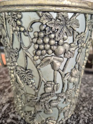 Jara para vinho e gelo trabalha em caixa de uva