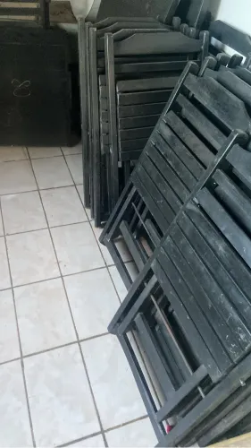 Conjunto de mesa e cadeira de madeira 