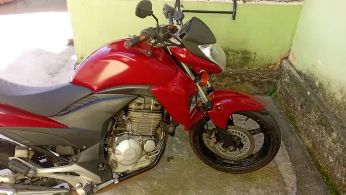 Motocicleta cb300.