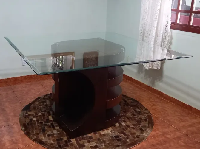 Mesa quadrada com tampo de vidro para 8 lugares