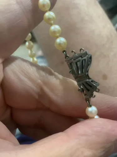 Colar de pérolas com fecho compatível do ano  de 1930 a 1940