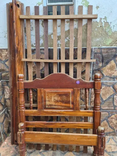 Vendo Cama de Solteiro em Madeira (Com marcas de uso)