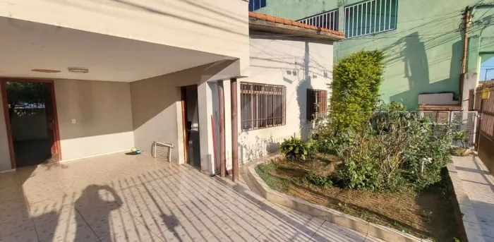 Casa térrea com 2 quartos 3 vagas e edícula - Jardim Brasil