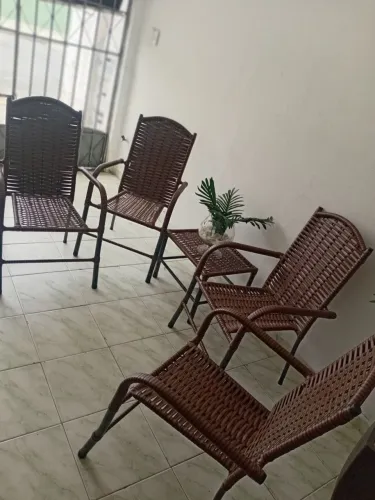 Conjunto de 4 cadeiras com uma mesinha