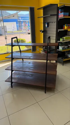 Ilha de produtos prateleira madeira e metalon loja