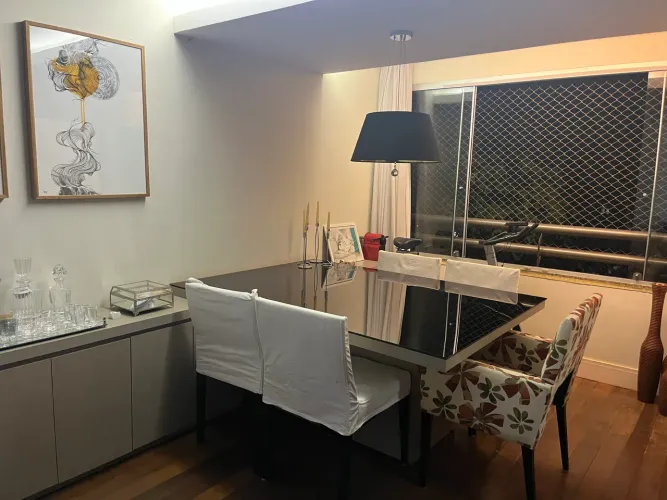 Mesa de jantar com buffet integrado