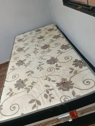 Cama solteiro semi nova