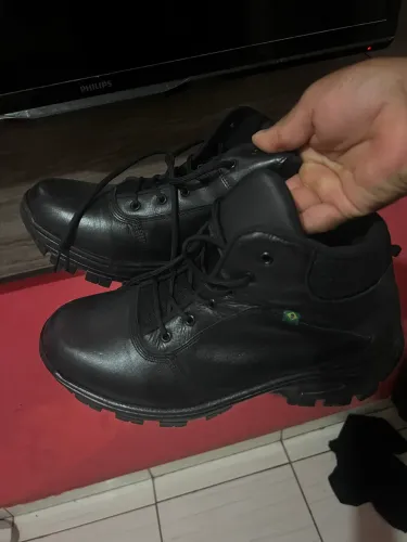Vendo uma bota de número 45 tamanho especial, comprei mas não ficou bom , esta nova 