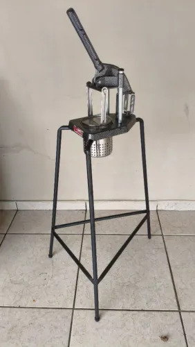 Amassador espremedor de batatas com tripé