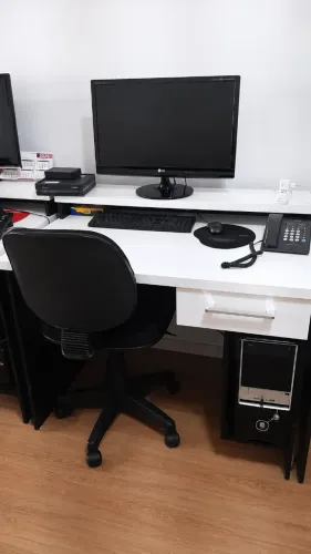Mesa de Escritório com Computador