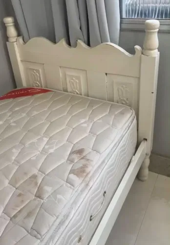 Cama de peroba de solteiro pintada de branco Colchão em bom estado de conservação