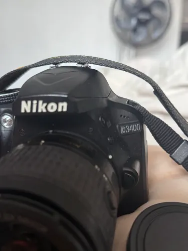 Câmera fotográfica Nikon D3400 + lente 18-55mm (sem bateria)