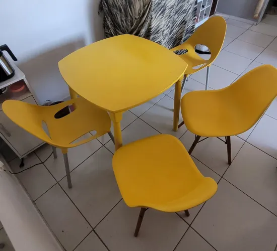 Mesa de Madeira + 4 cadeiras