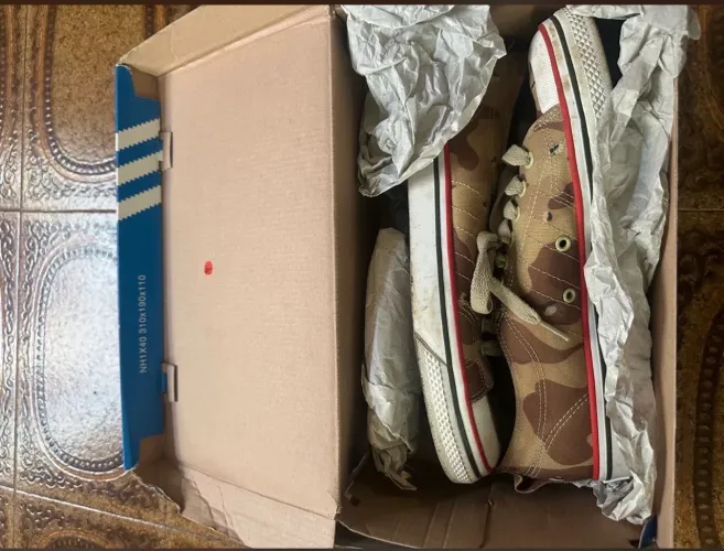 Tênis Adidas tamanho 41 impecável na caixa