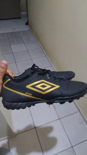 Chuteira society Umbro Attak 