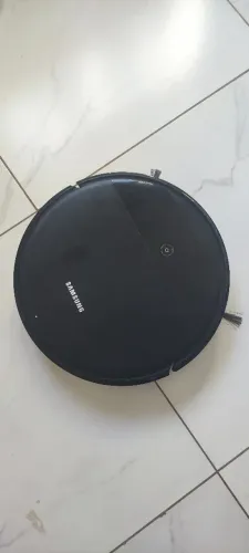 Robô aspirador varre e passa pano