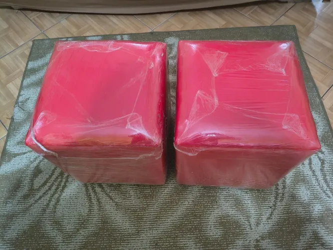 Dois puffs vermelho