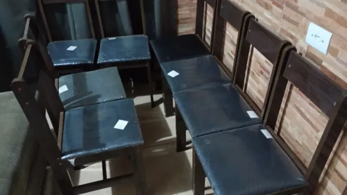 Cadeiras estofada. O valor é referente as 8 cadeiras R$ 200,00