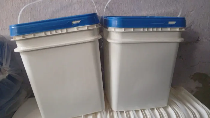 Baldes quadrado de 18 litros novos 