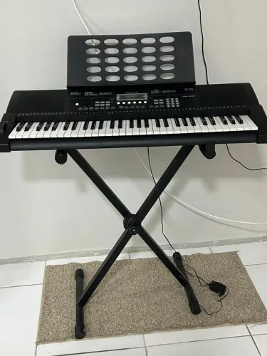 Teclado com pedal. Eta *