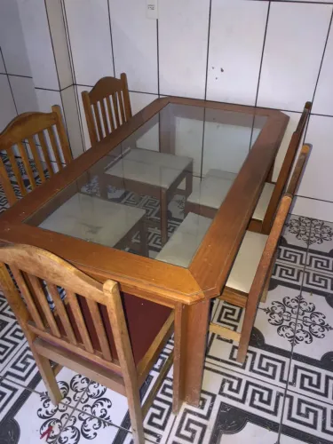 Mesa com cinco cadeiras